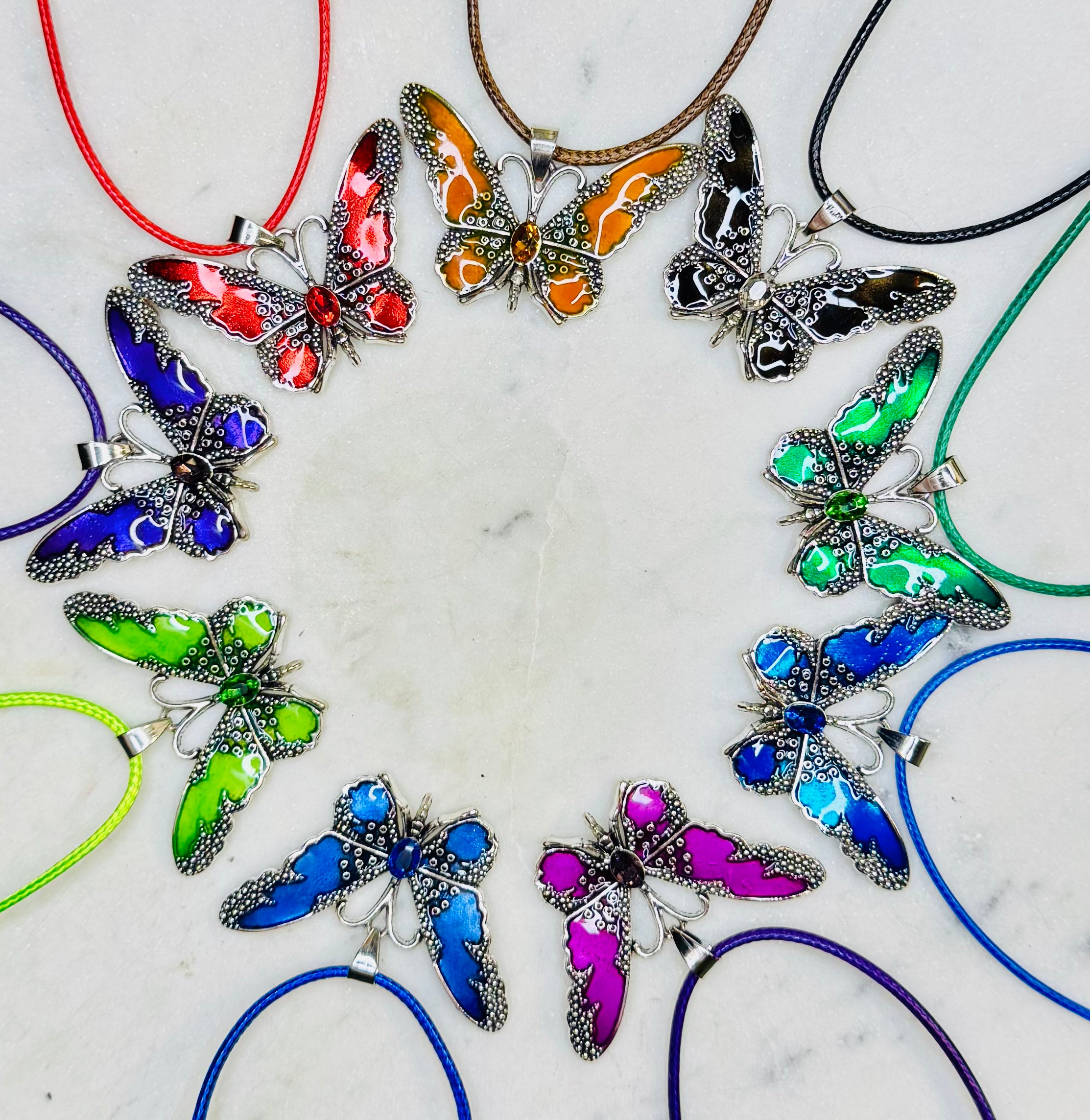 Collar de mariposa con cordon combinado