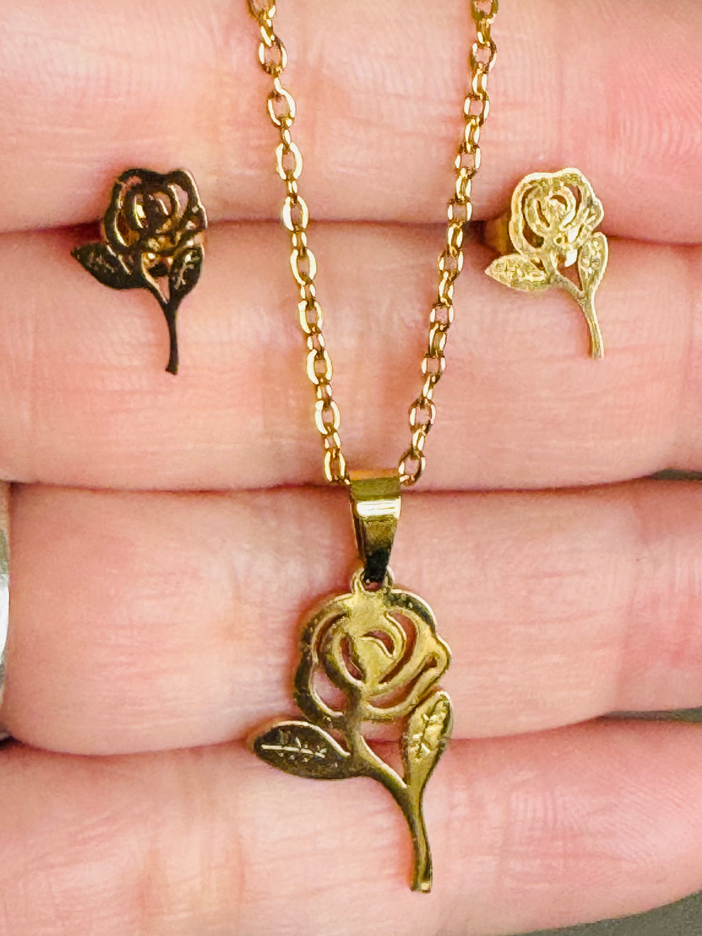 Set de collar y aretes con rosa