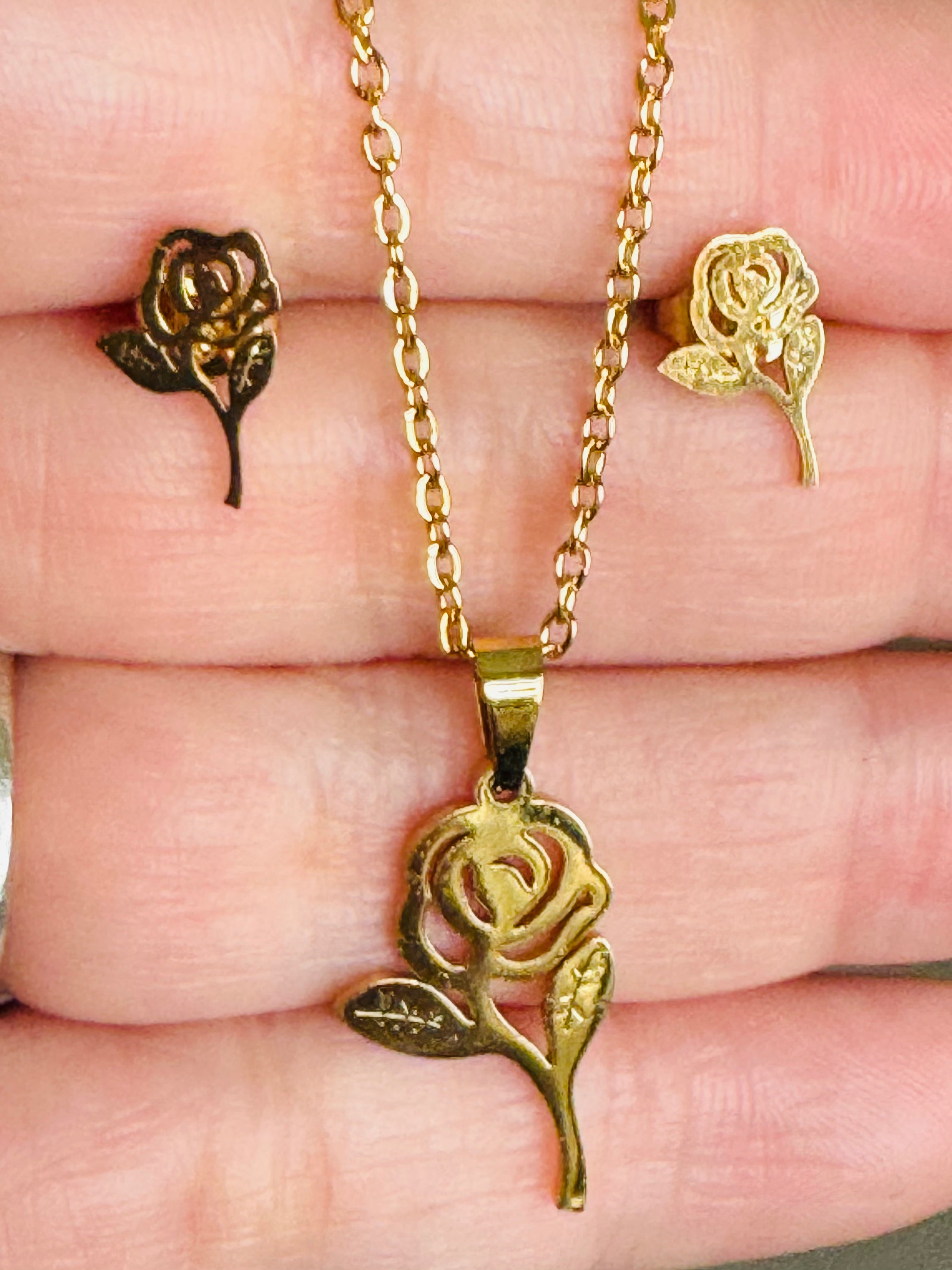 Set de collar y aretes con rosa