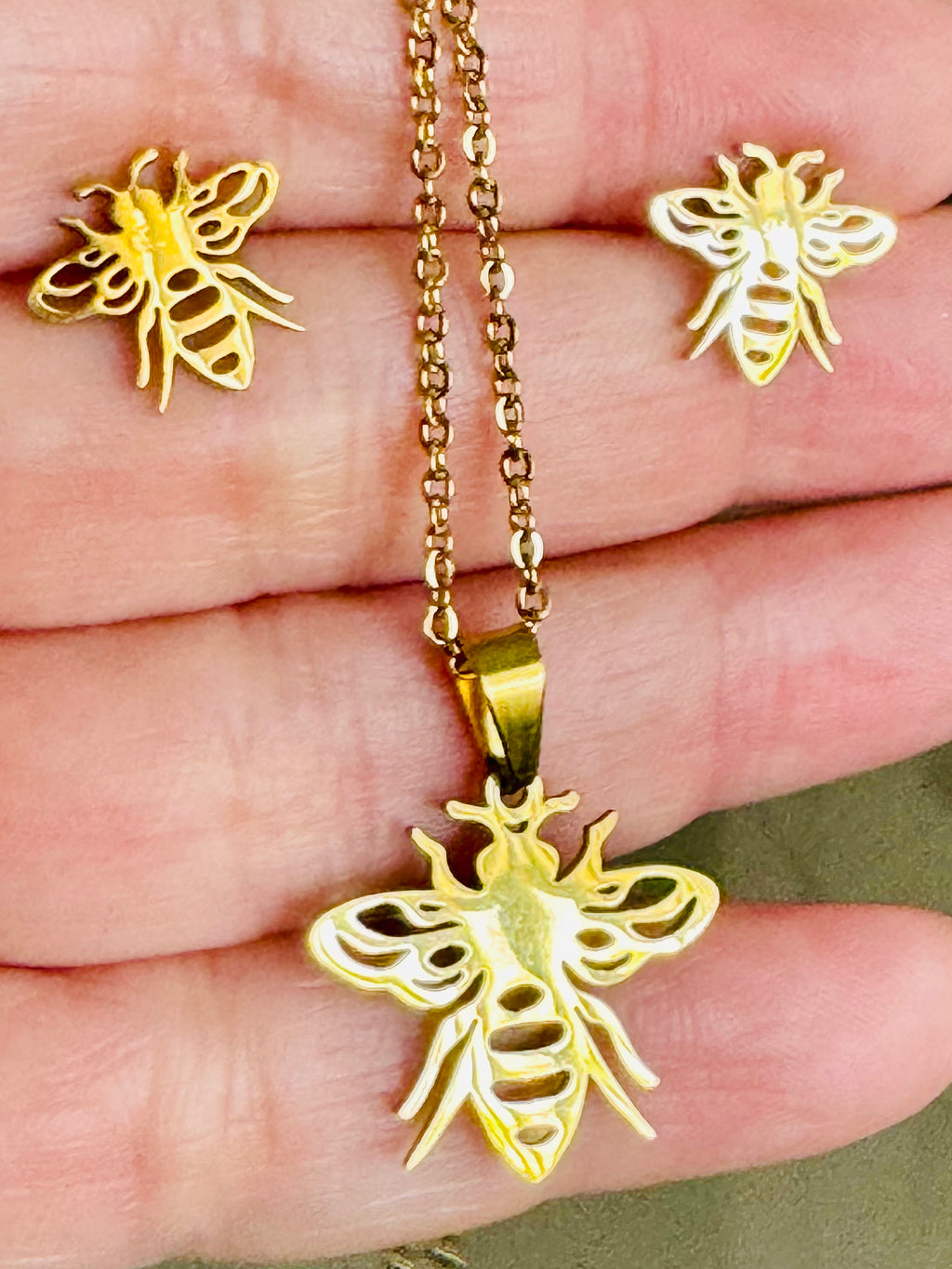 Set de collar y artes con abeja