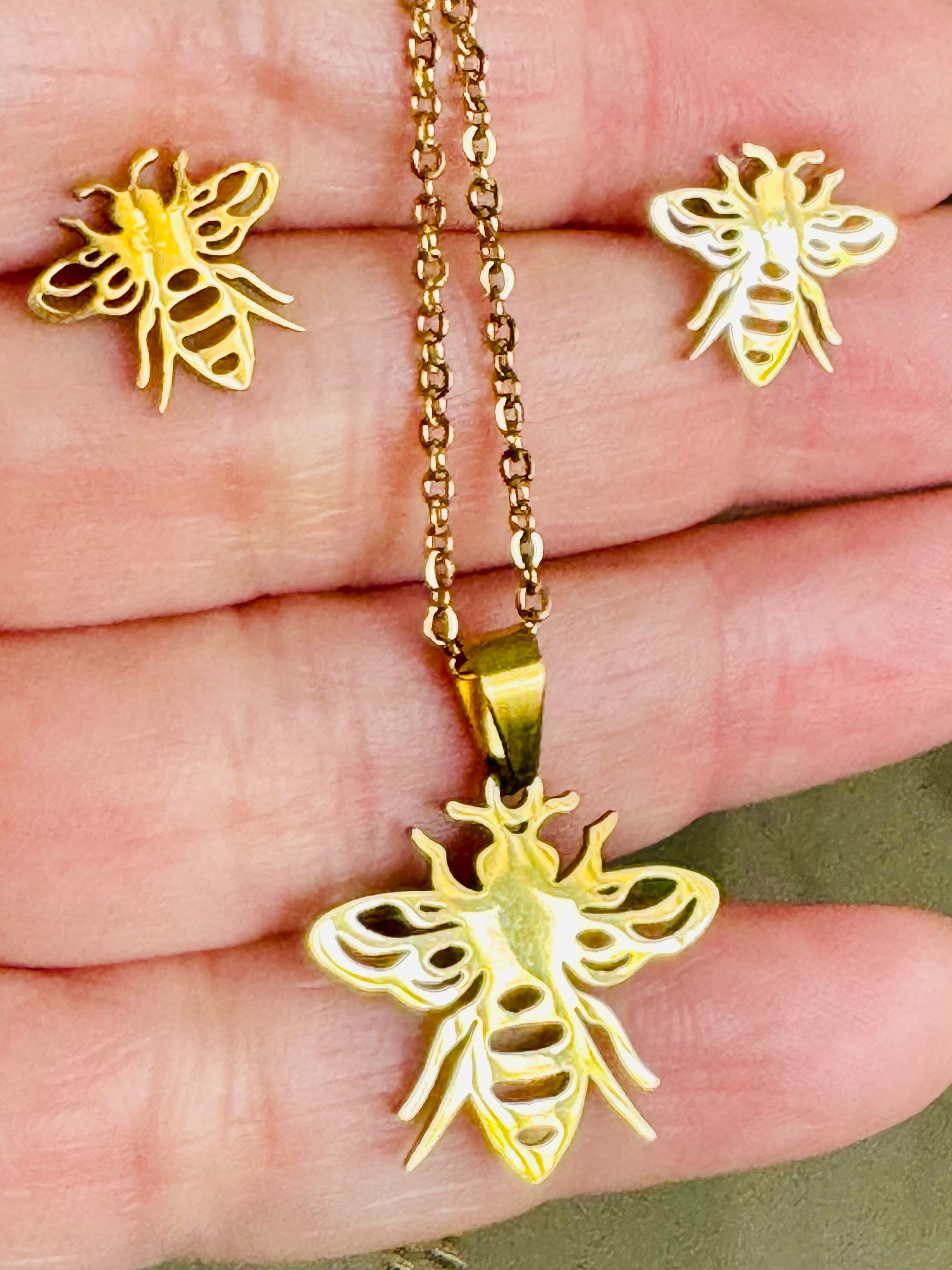 Set de collar y artes con abeja