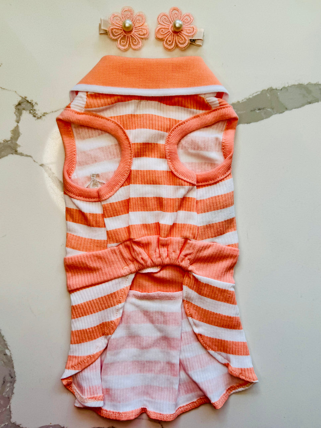 Vestido deportivo para mascota + florecitas para el pelo