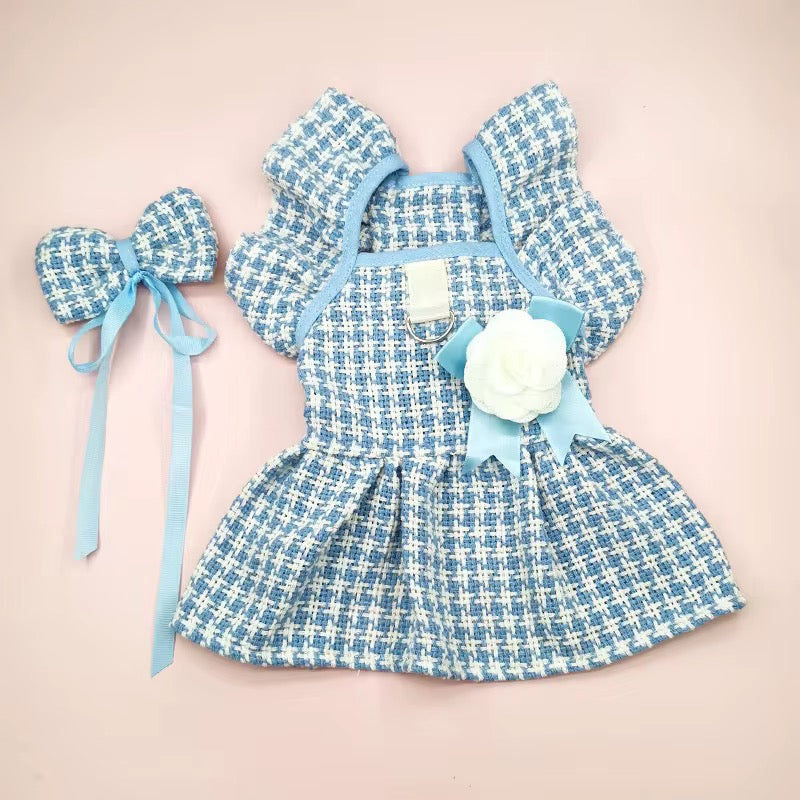 Vestido para mascota con lazito para el pelo y argolla para el arreo.