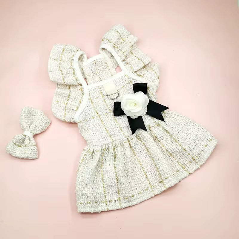 Vestido para mascota con lazito para el pelo y argolla para el arreo.