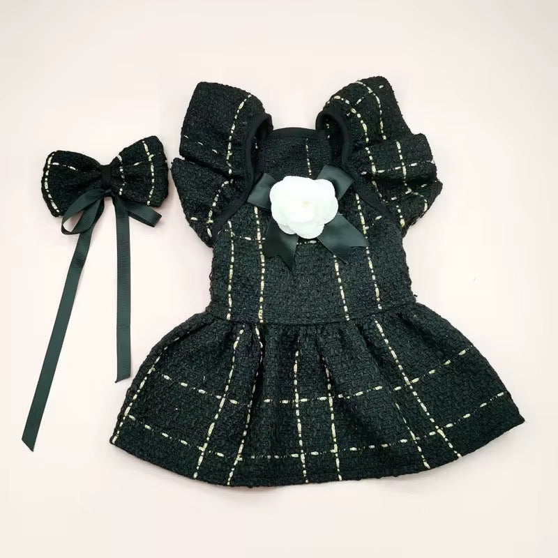 Vestido para mascota con lazito para el pelo y argolla para el arreo.