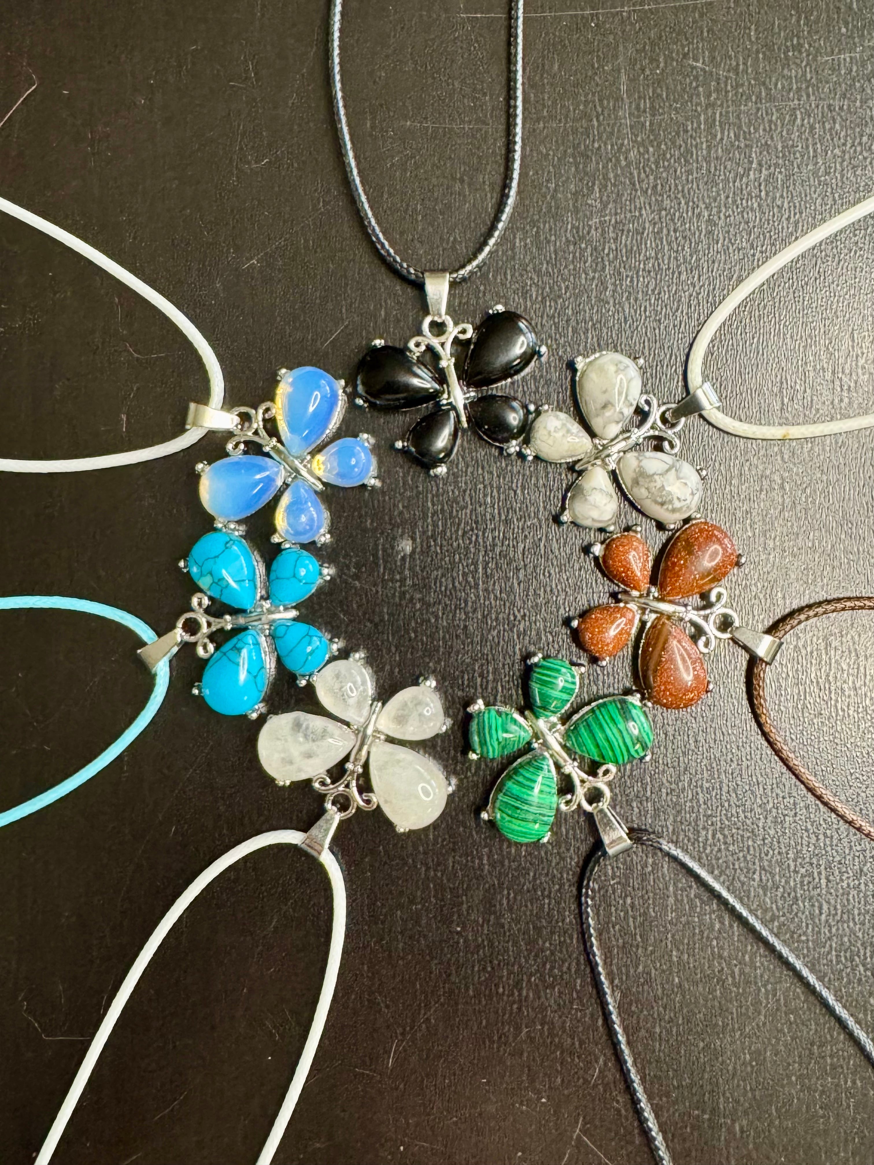 Collar de mariposa en piedra natural con cordon combinado.