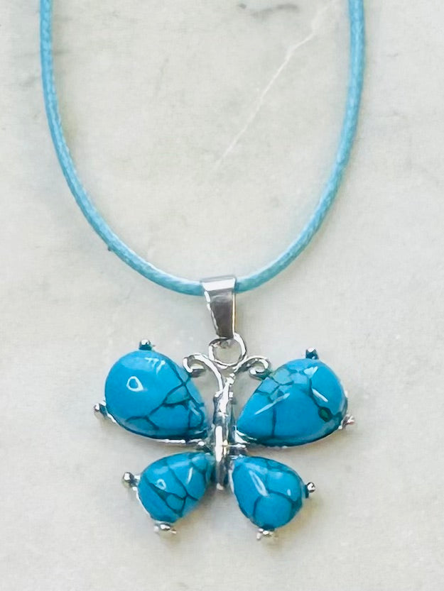 Collar de mariposa en piedra natural con cordon combinado.
