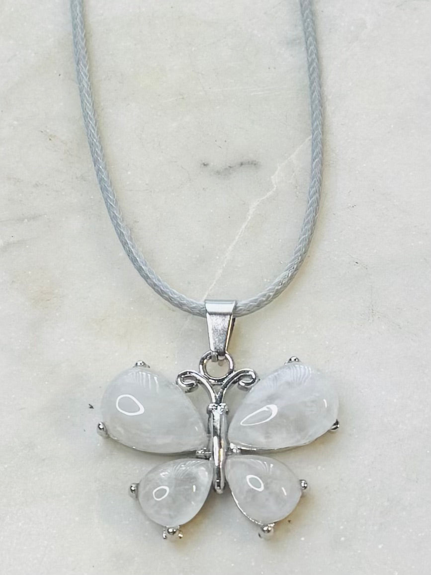 Collar de mariposa en piedra natural con cordon combinado.