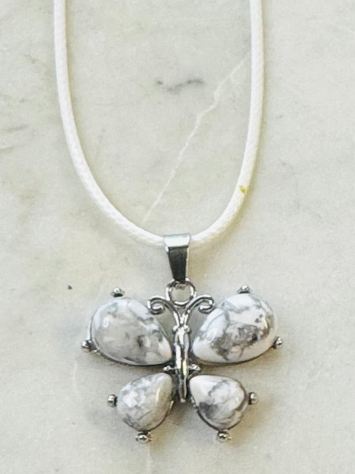 Collar de mariposa en piedra natural con cordon combinado.