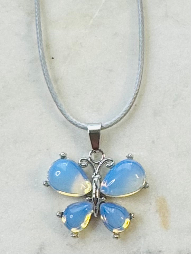 Collar de mariposa en piedra natural con cordon combinado.