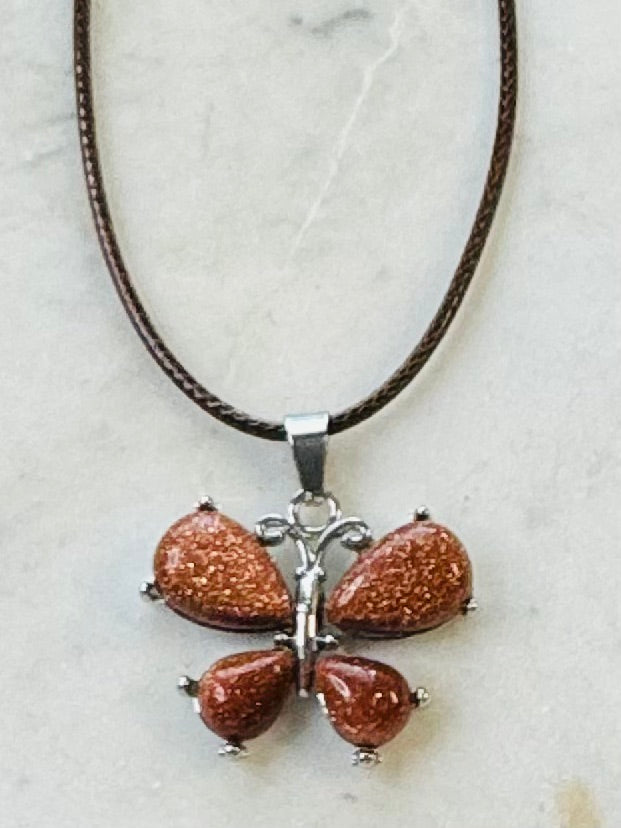 Collar de mariposa en piedra natural con cordon combinado.