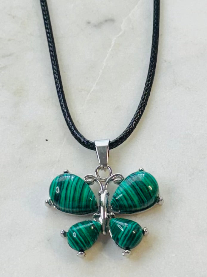 Collar de mariposa en piedra natural con cordon combinado.