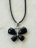 Collar de mariposa en piedra natural con cordon combinado.