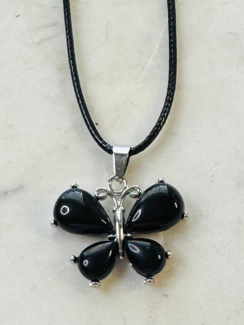 Collar de mariposa en piedra natural con cordon combinado.
