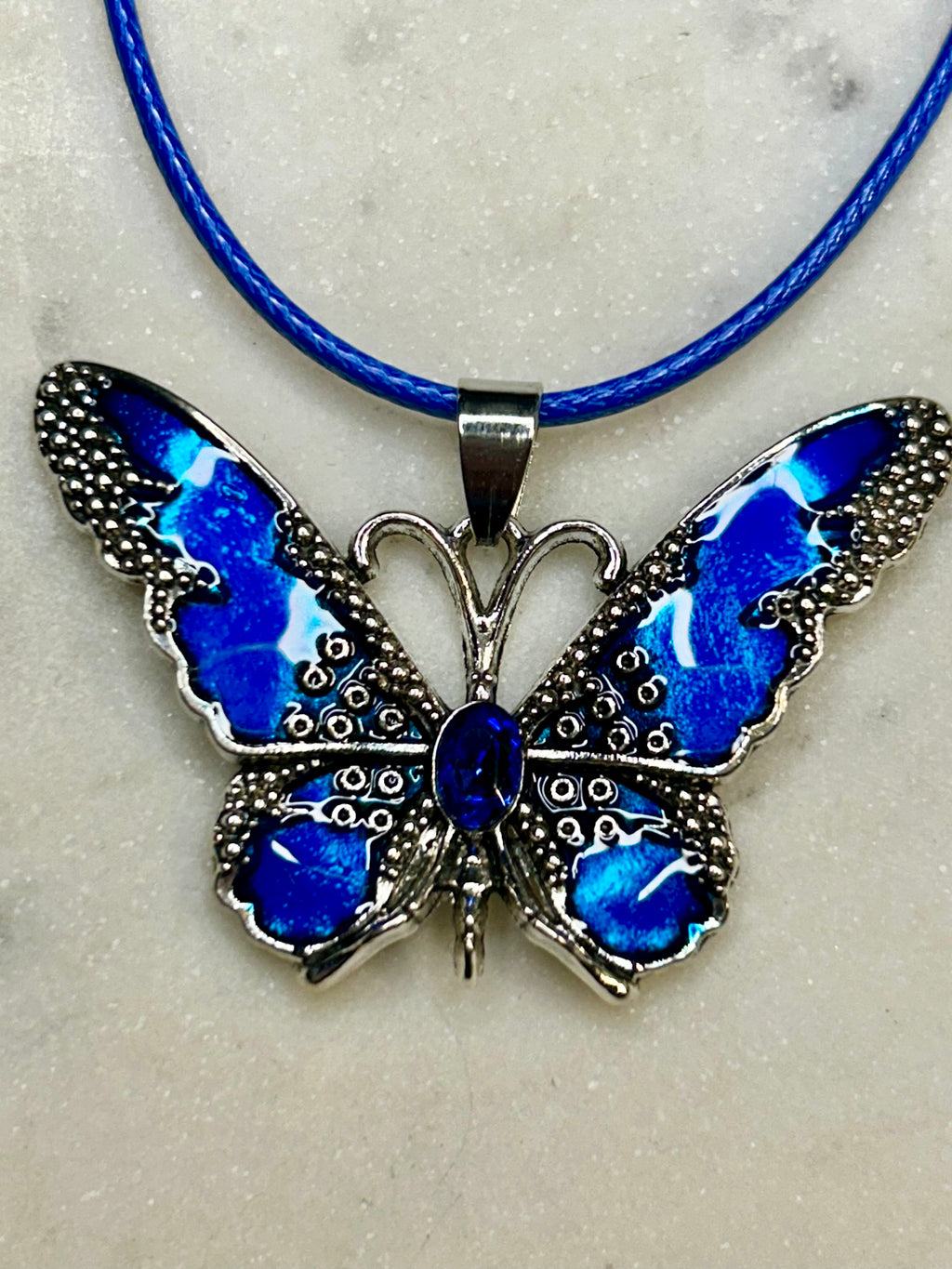 Collar de mariposa con cordon combinado