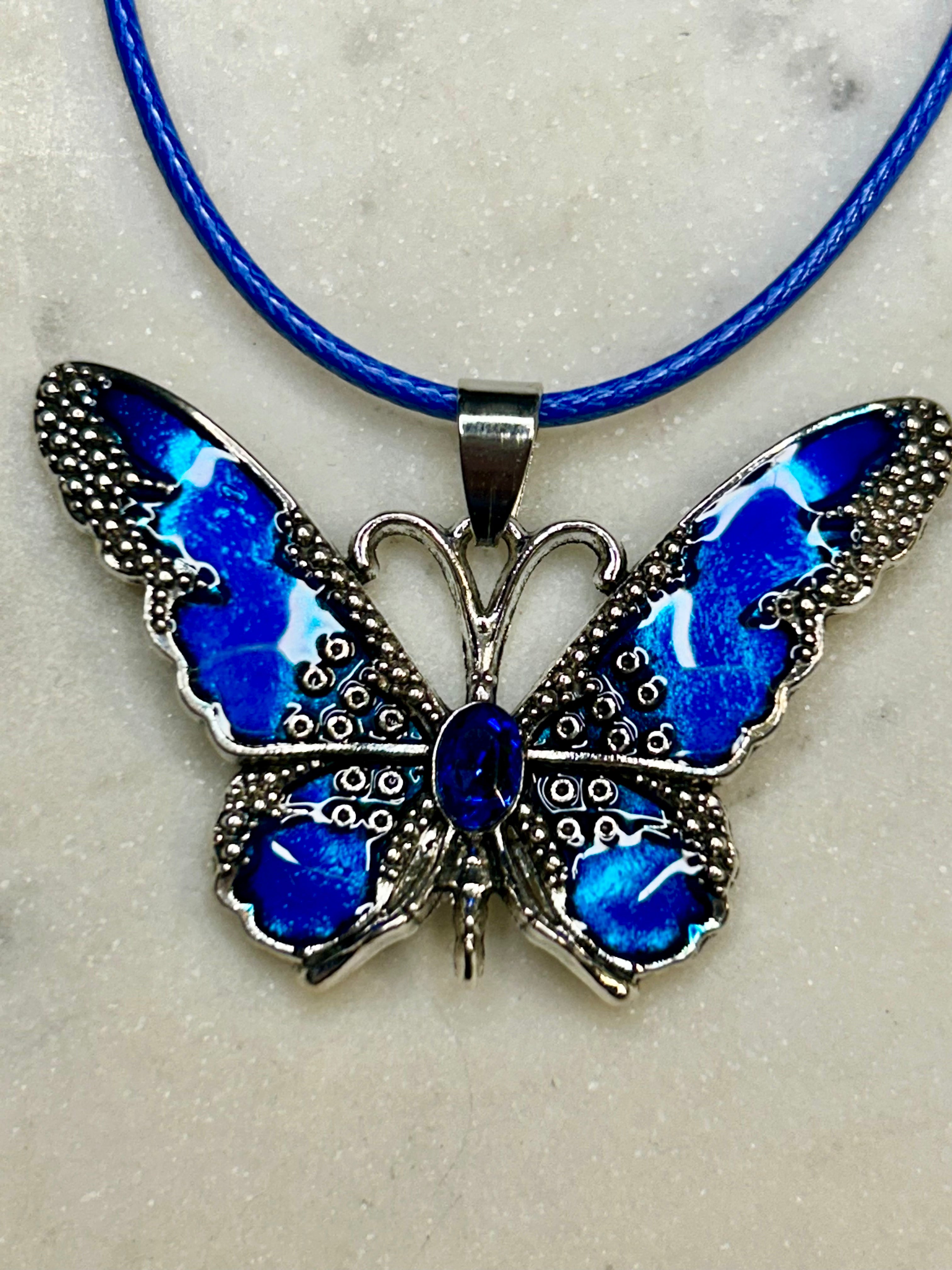 Collar de mariposa con cordon combinado