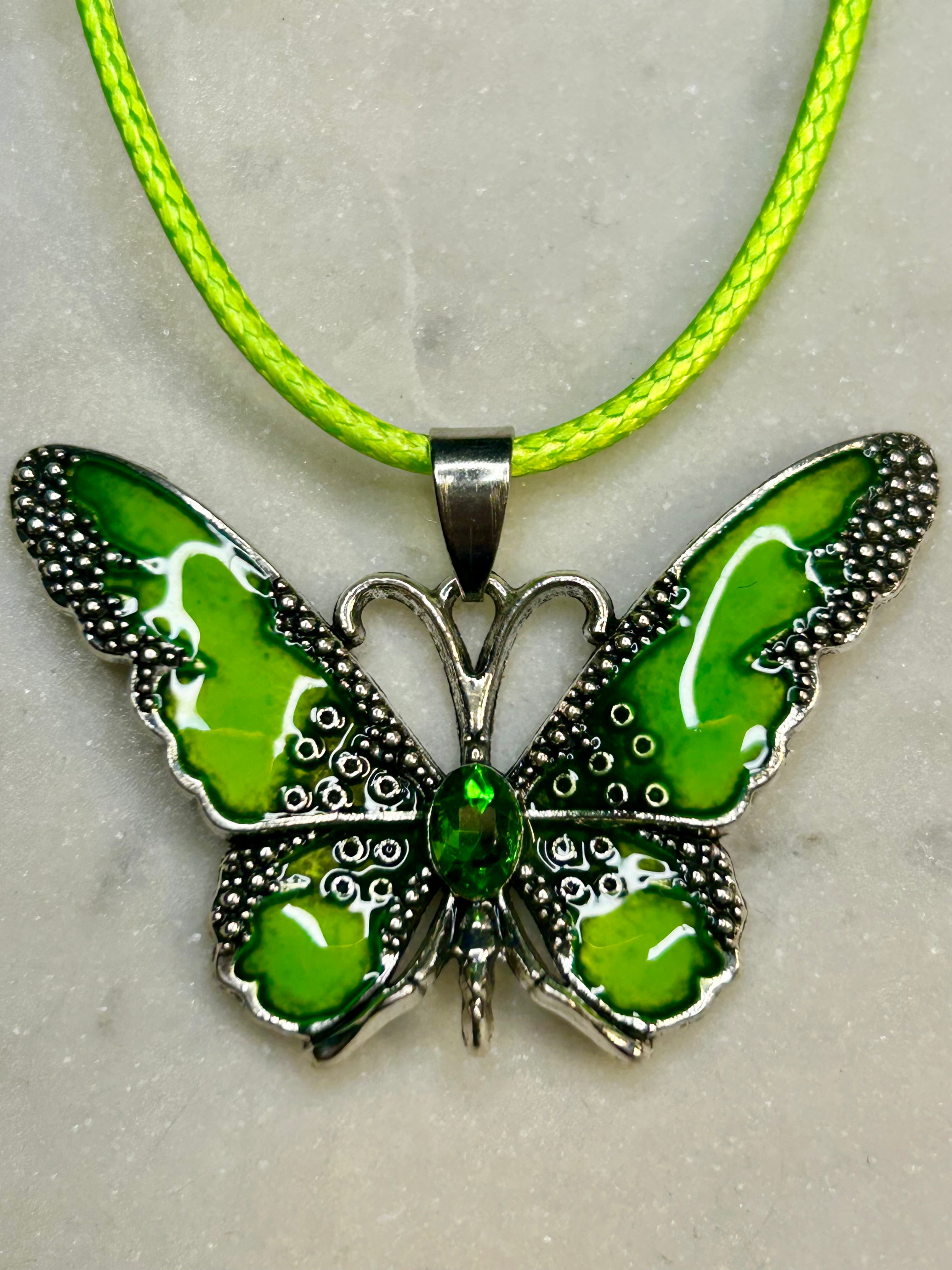 Collar de mariposa con cordon combinado