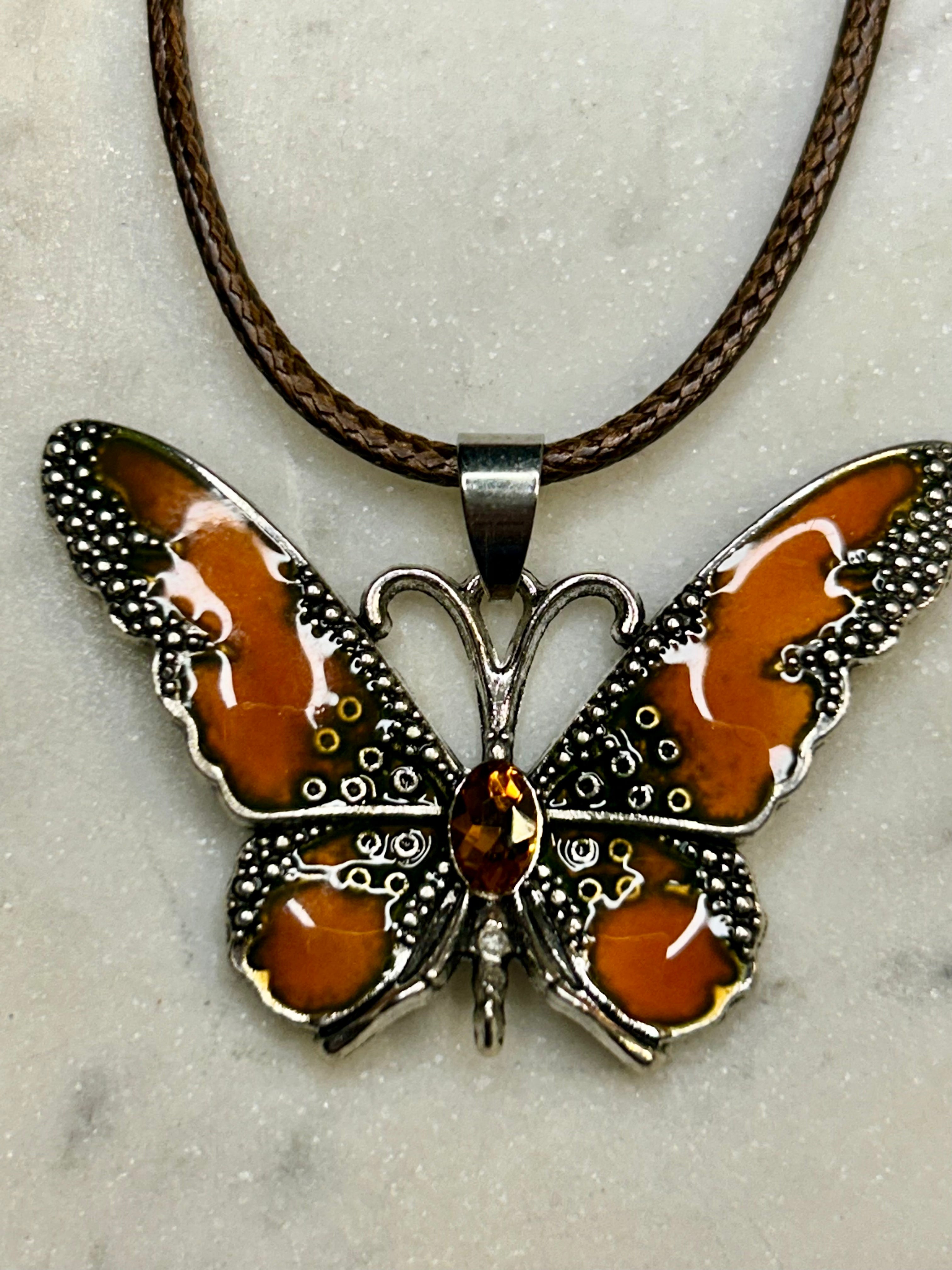 Collar de mariposa con cordon combinado