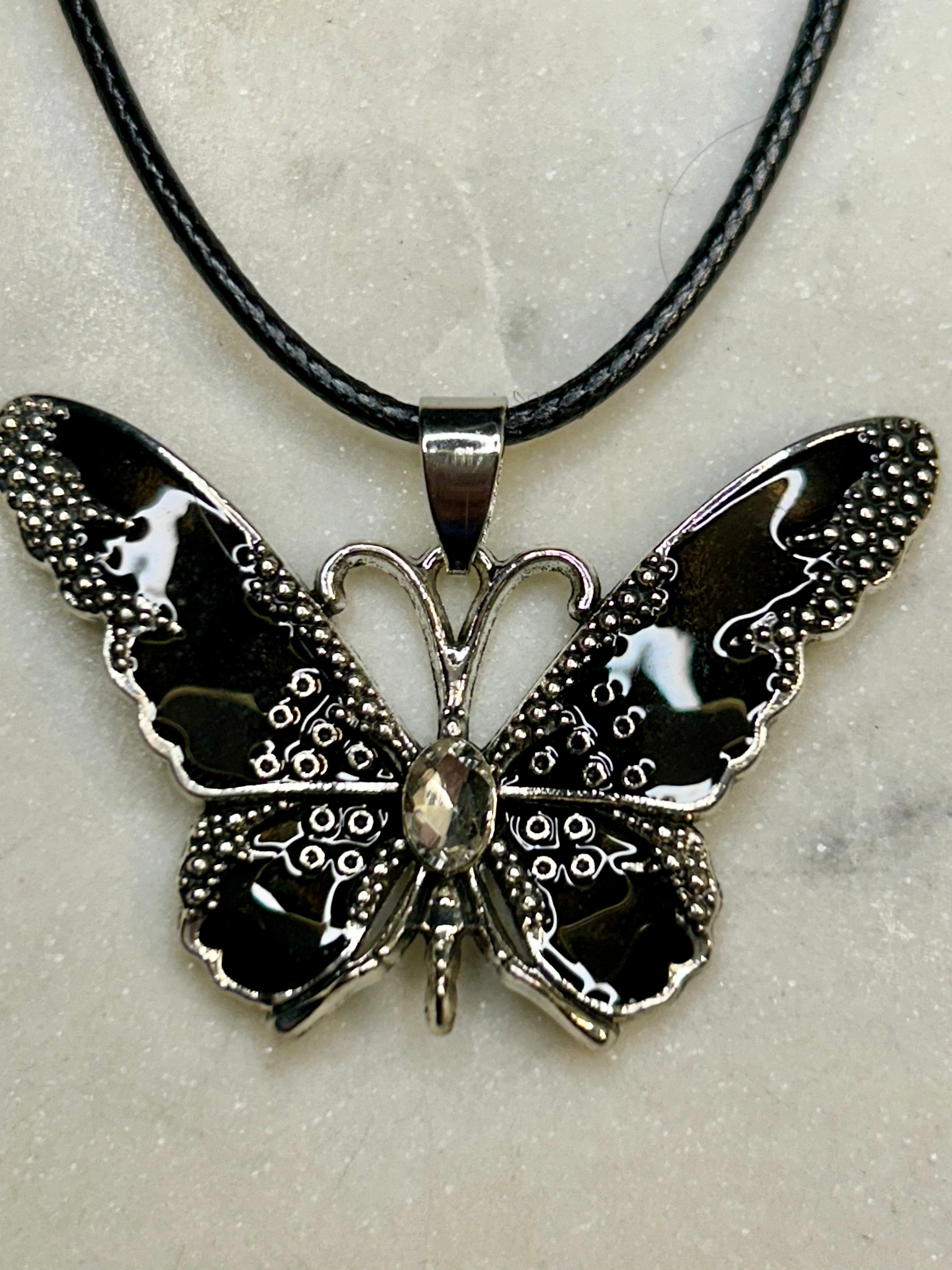 Collar de mariposa con cordon combinado