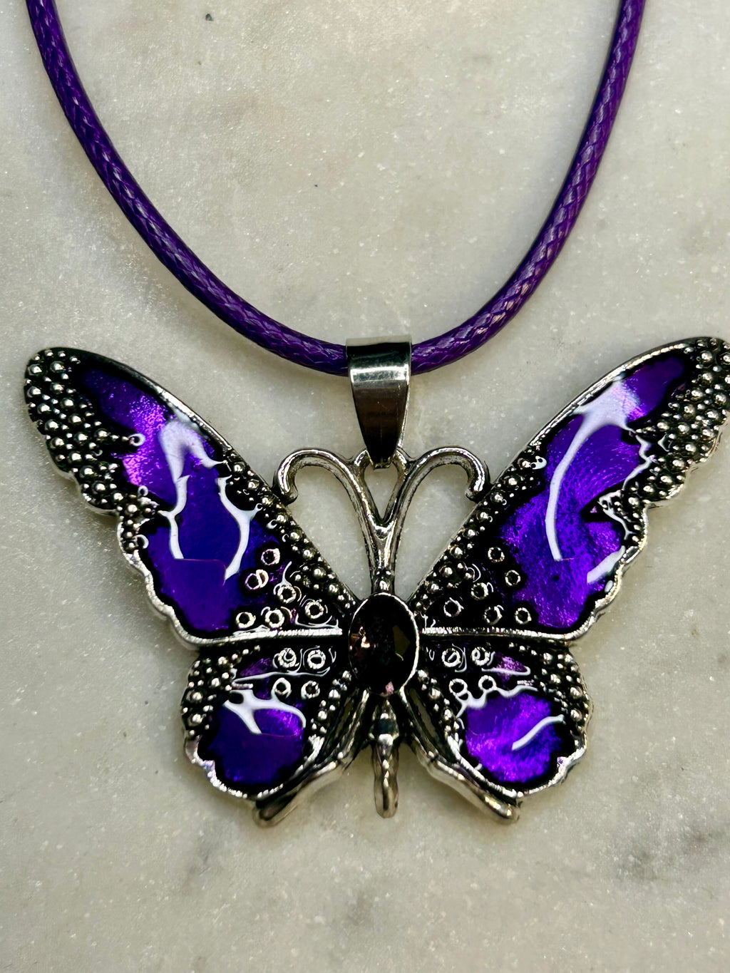 Collar de mariposa con cordon combinado