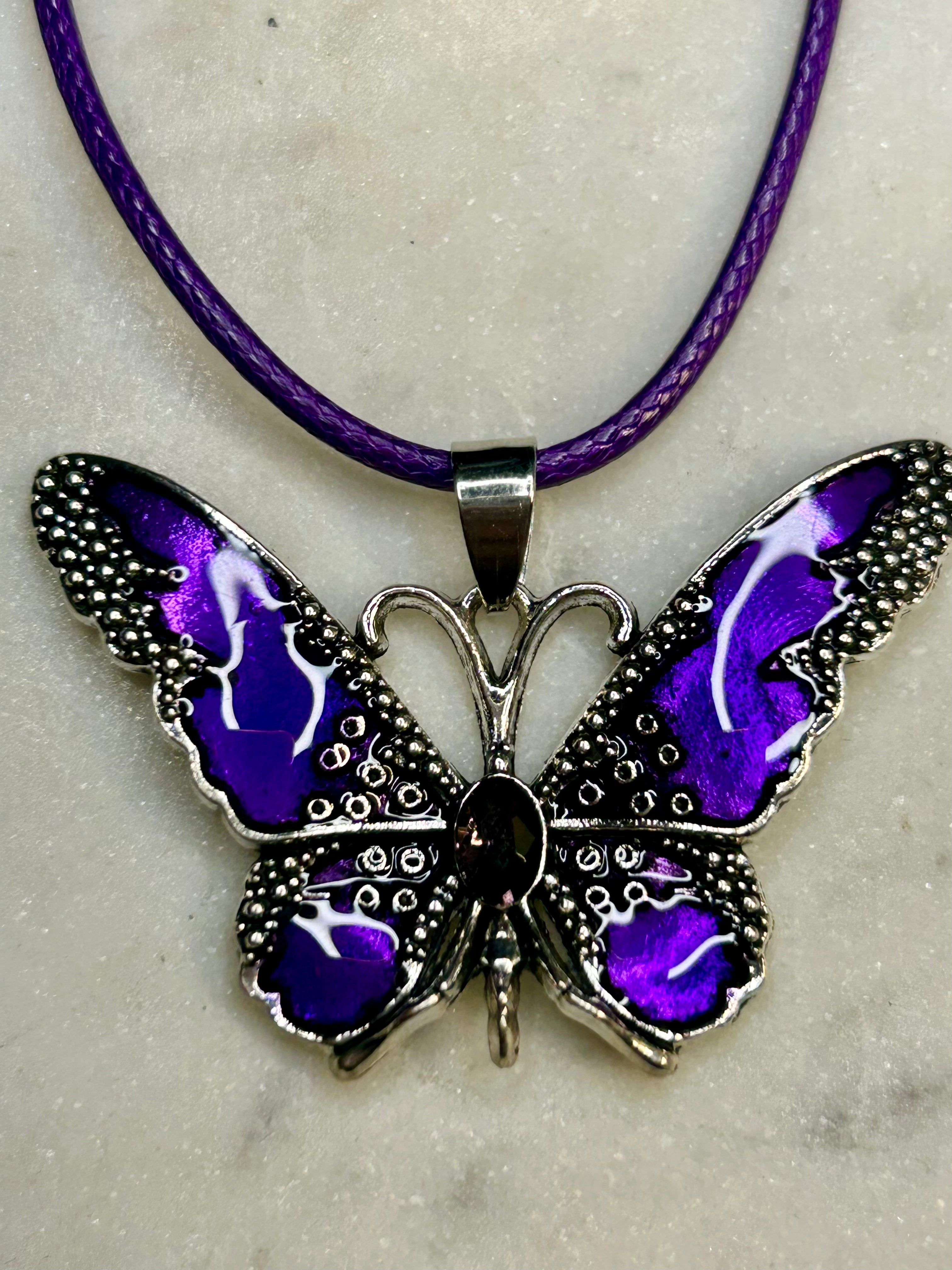 Collar de mariposa con cordon combinado