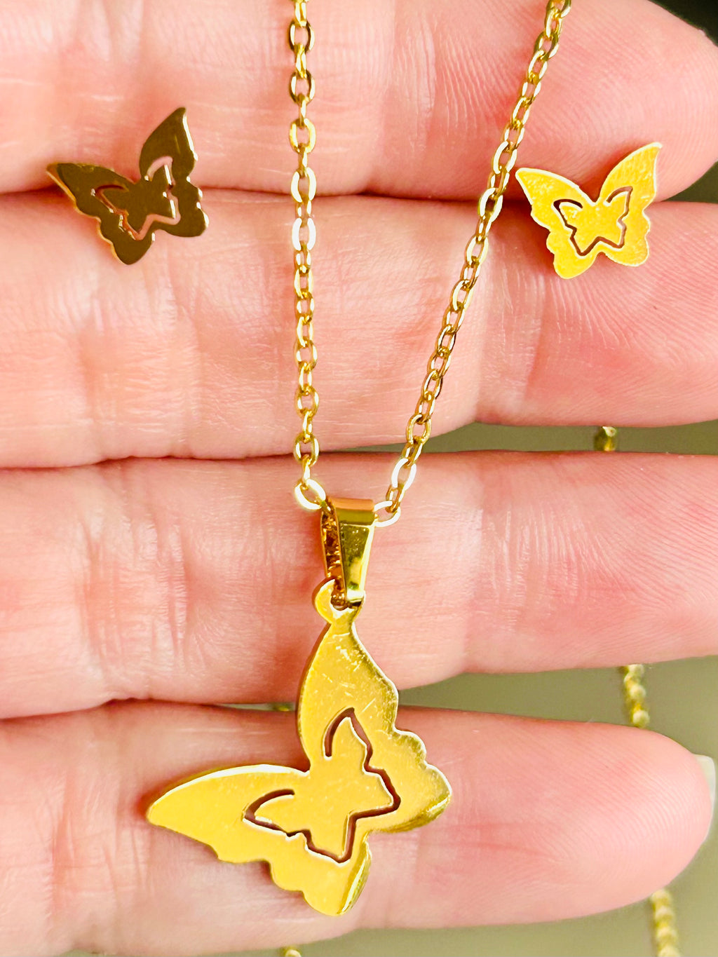 Set de collar y aretes con mariposa