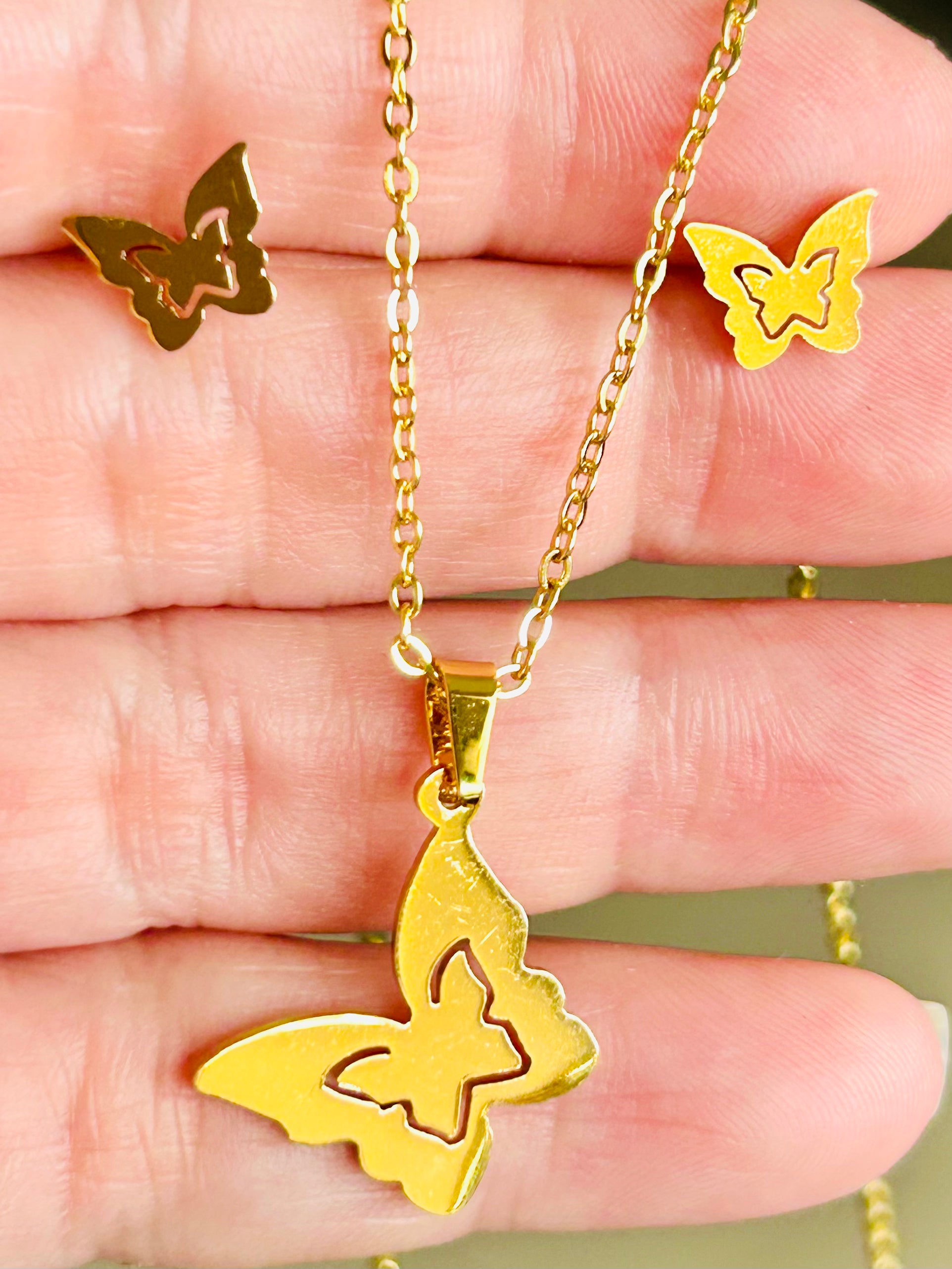 Set de collar y aretes con mariposa