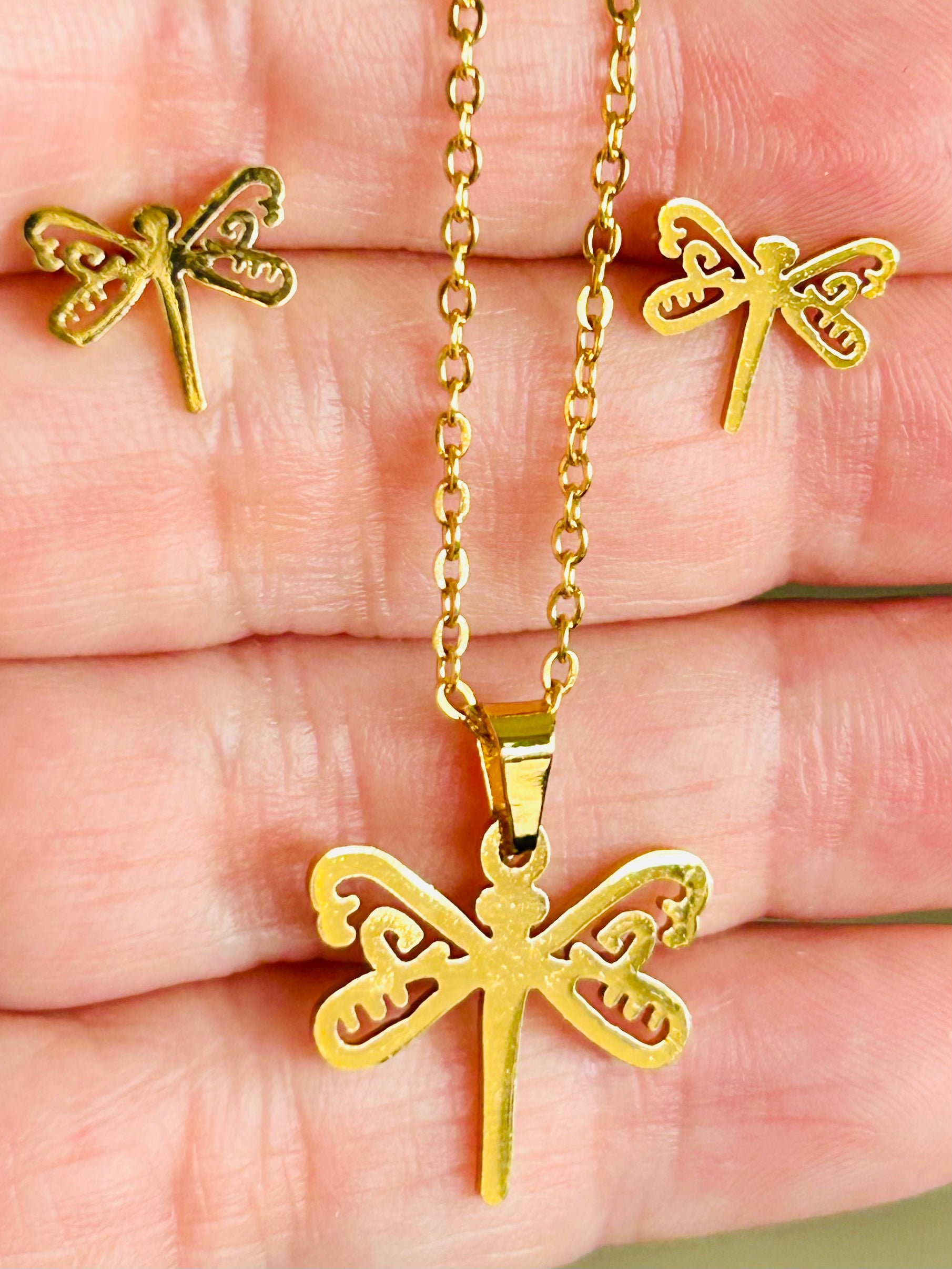 Set de collar y aretes con libélula